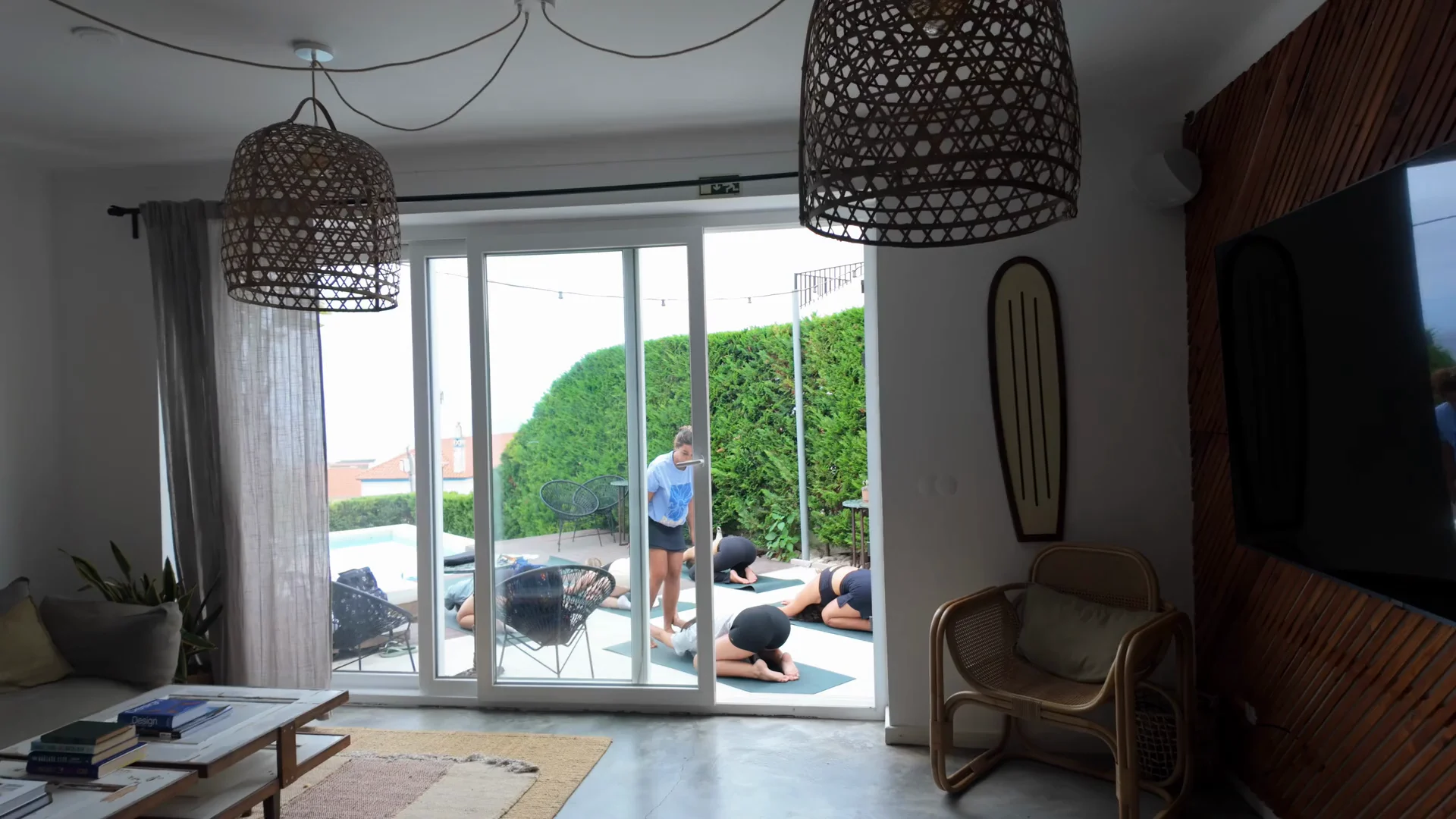 A comfortable shared lounge opening onto an outdoor area where guests stretch.